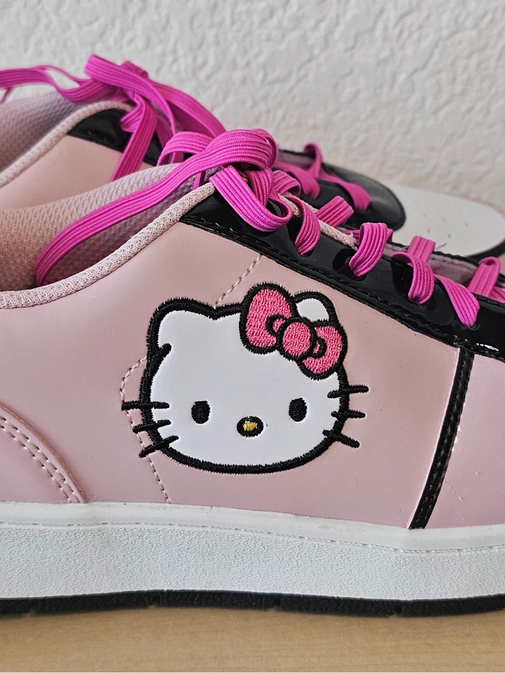 Stylish Pink Women's Lace-Up Hello Kitty Sneakers - Picture 3 of 5